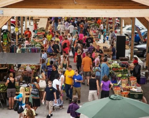 Ogłoszenia lokalne – dlaczego warto kupować i sprzedawać blisko siebie